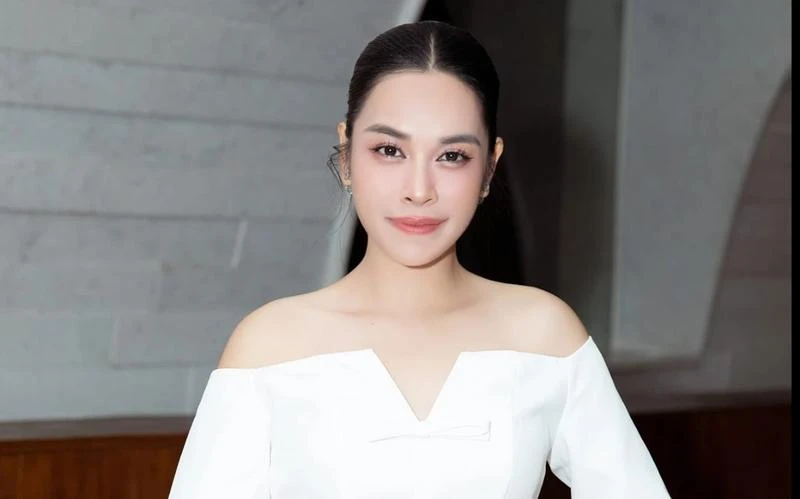 Vợ chồng Osen Ngọc Mai bị chỉ trích vì lá cờ lạ ở đầu giường, liền giải thích - Hình 4