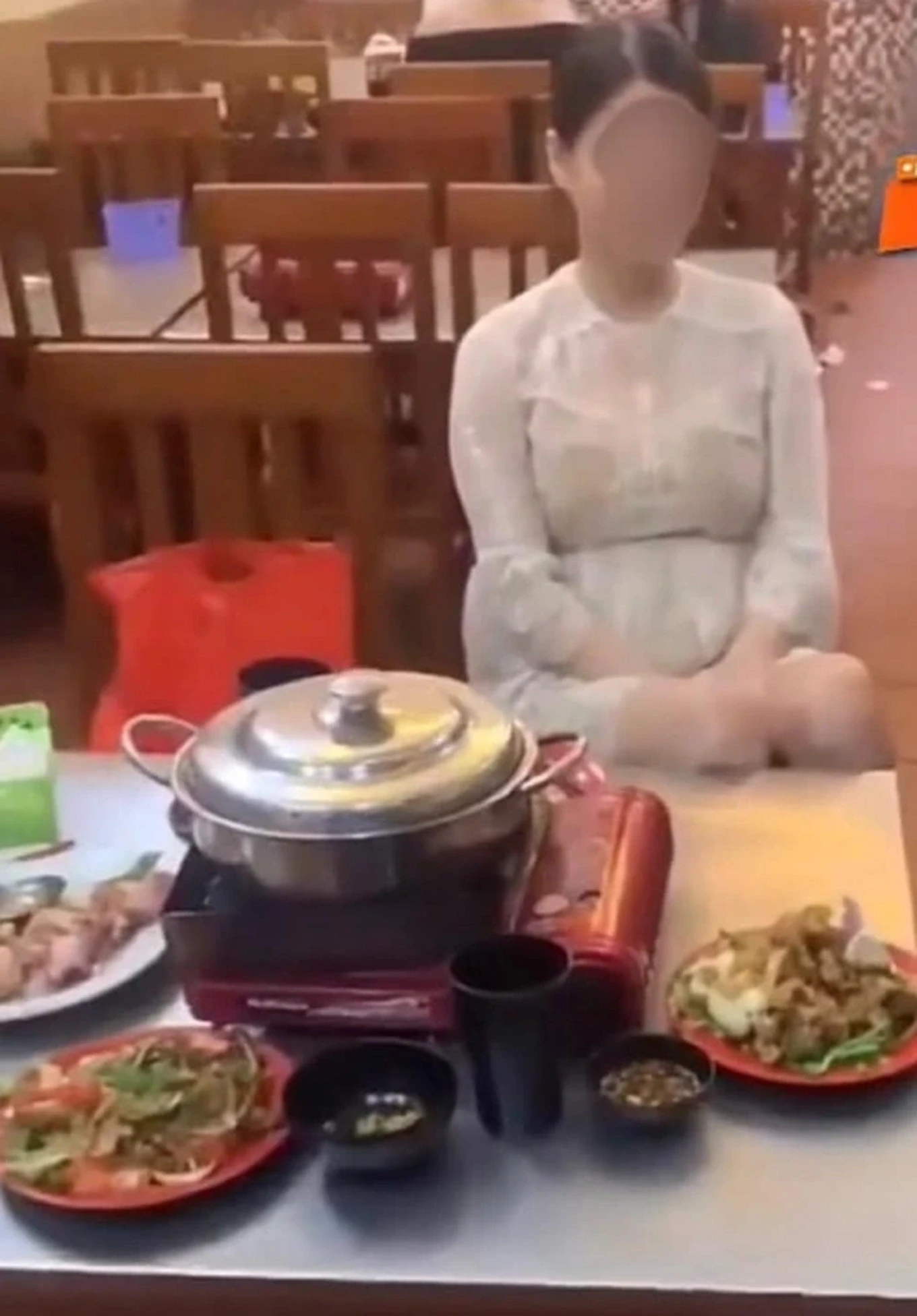 Hot girl Hà Nội vào nhà hàng 5 sao ăn bill 11 triệu rồi ngồi trơ mặt bùng tiền - Hình 4