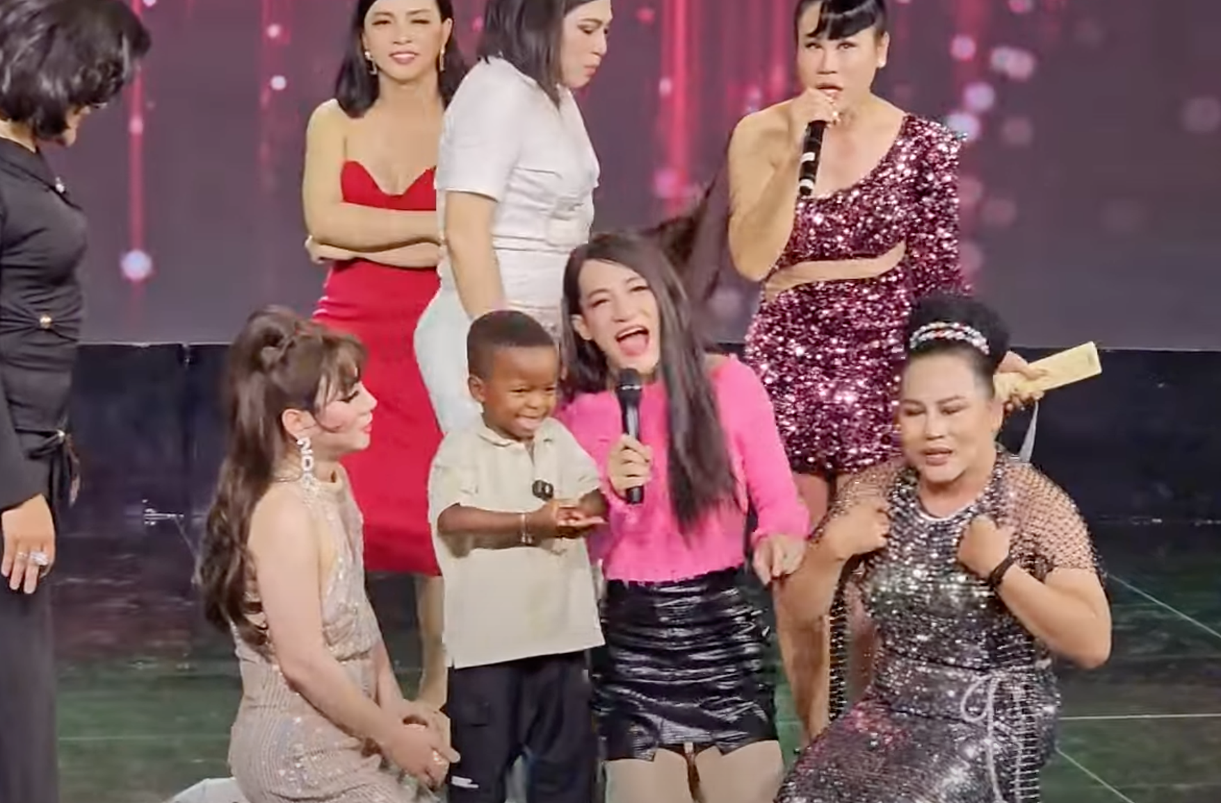 Lôi Con bị gái xinh dụ dỗ dắt đi, Quang Linh tra hỏi thì đáp trả chấn động - Hình 9