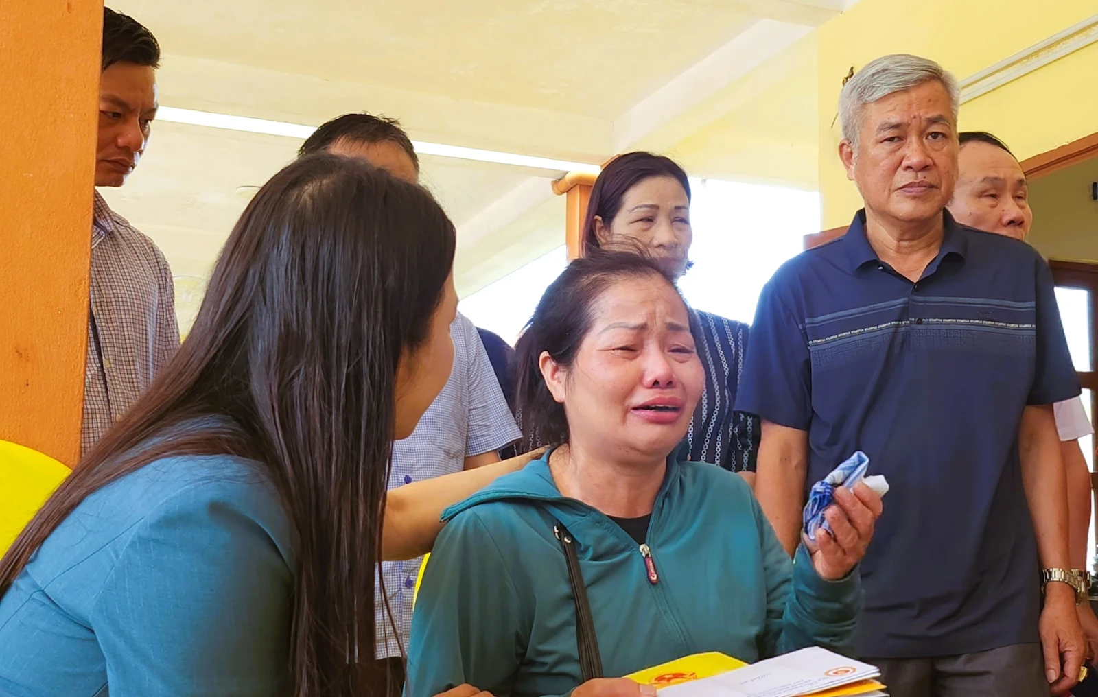 Bé 5 tuổi mất trên xe: cô giáo biết vắng nhưng không báo, người thân khóc nghẹn - Hình 6