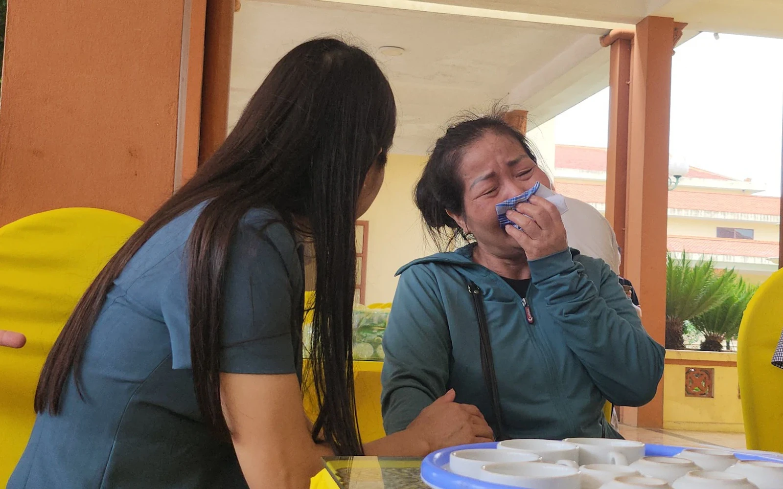 Bé 5 tuổi mất trên xe: cô giáo biết vắng nhưng không báo, người thân khóc nghẹn - Hình 7