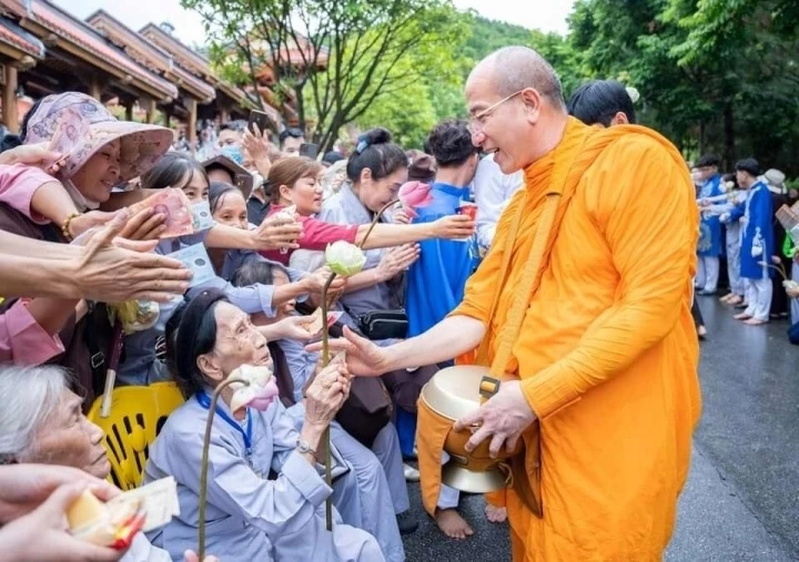Công ty ngừng đi chùa cúng dường, chuyển sang hiến máu sau sự vụ Thích Minh Tuệ - Hình 2