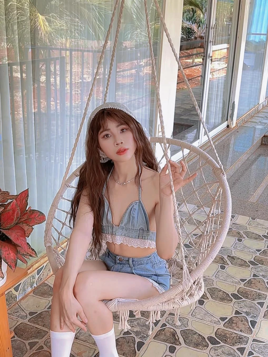 Thơ Nguyễn mang dép 6 triệu đi rẫy, mẹ ruột cũng không cảm nổi gu thời trang - Hình 5