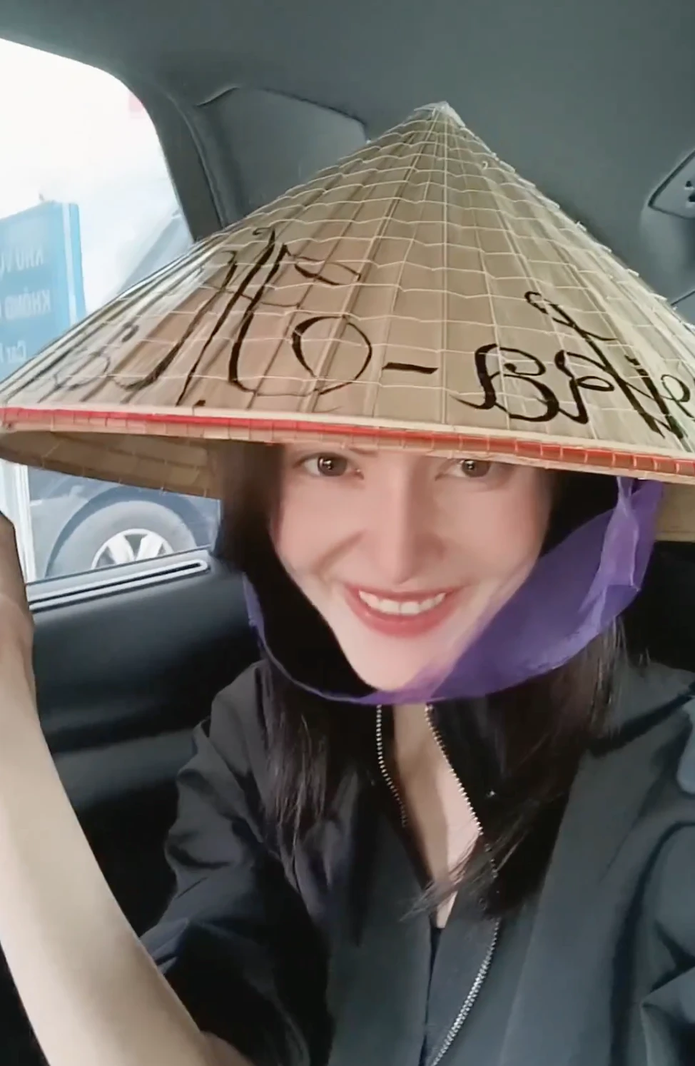 Mai Davika bị tố thái độ ngôi sao, chảnh chọe với Việt Nam tại show Đạp gió - Hình 6