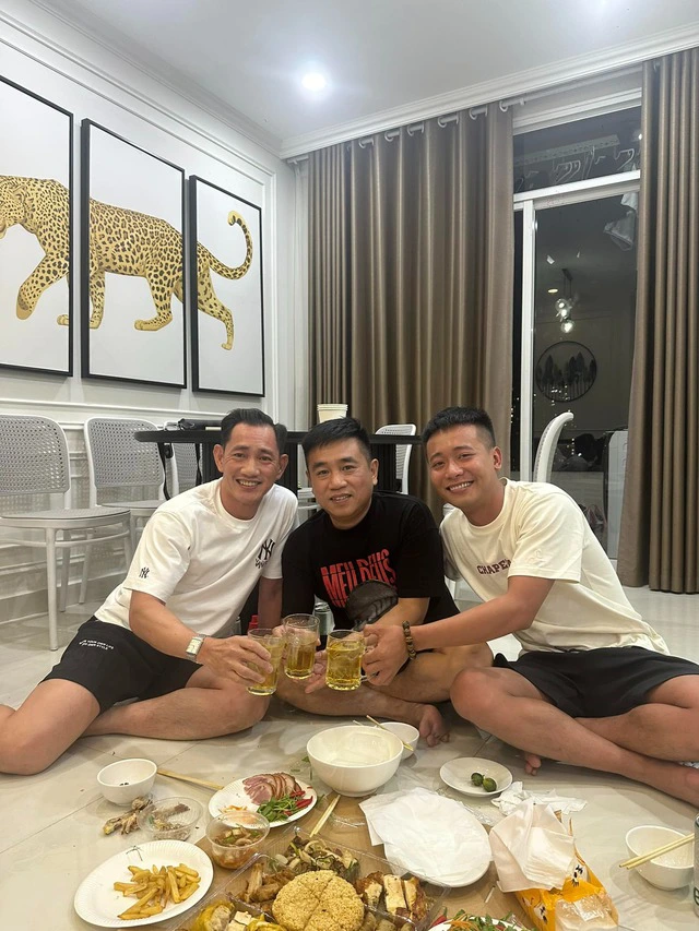 Quang Linh Vlogs ra mắt ba của hoa hậu Thuỳ Tiên, vui đến mức đỏ cả mặt - Hình 1