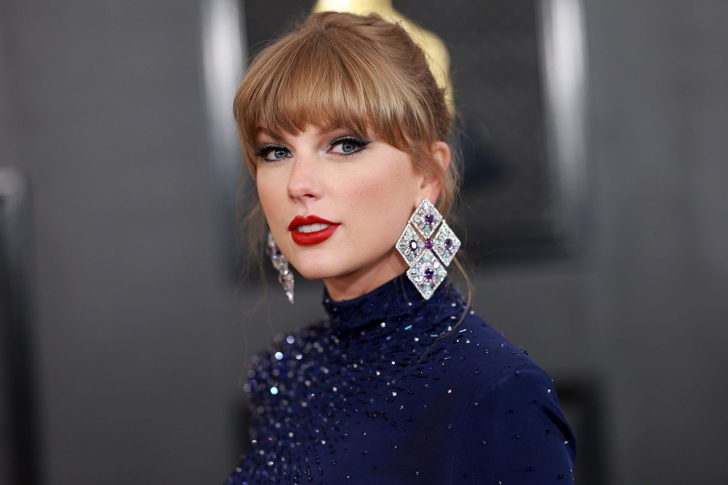 Taylor Swift kiếm 1000 tỷ trong 1 tuần, đàn chị đình đám phải hạ mình cầu cứu - Hình 3