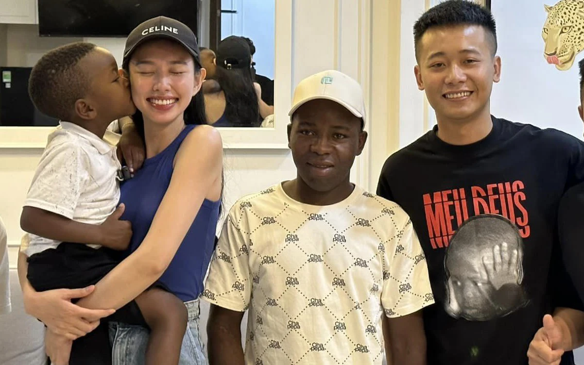 Thùy Tiên dắt Lôi Con đi công viên nước, Quang Linh chơi lớn khoe cơ cường tráng - Hình 5