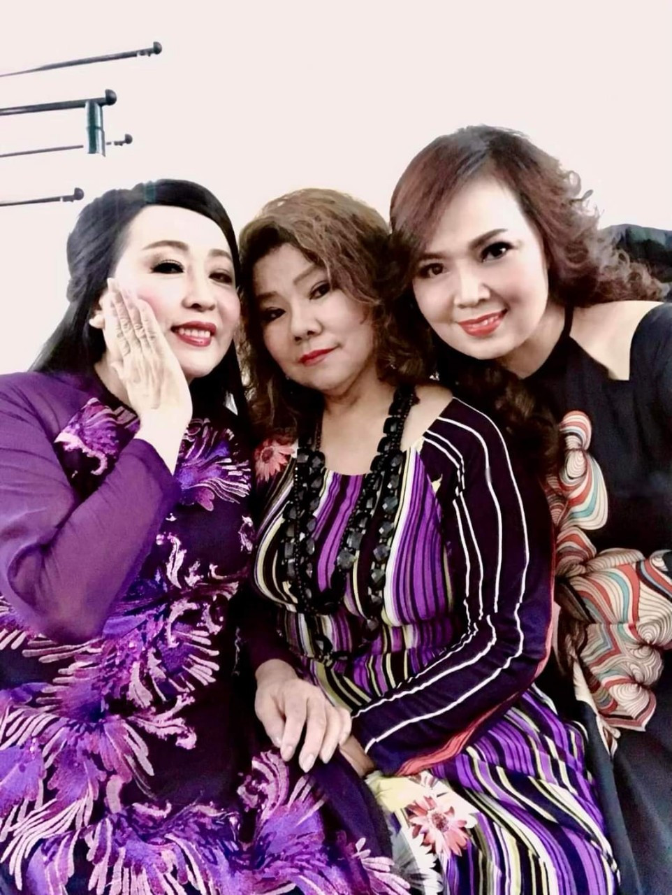 Chí Trung thư giãn bên bạn gái, con trai NSND Trần Nhượng khoe nàng thơ - Hình 1