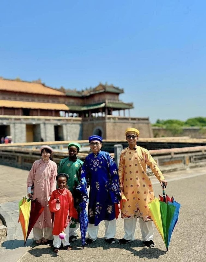 Lôi Con mặc áo dài Việt Nam ở Huế, đang tiếp tục hành trình du lịch đáng nhớ cùng Quang Linh Vlog - Hình 3