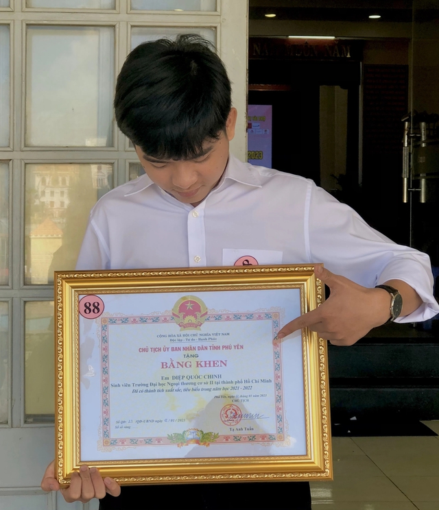 Nam sinh từng nhận học bổng trị giá 100 triệu đồng, tốt nghiệp thủ khoa - Hình 2