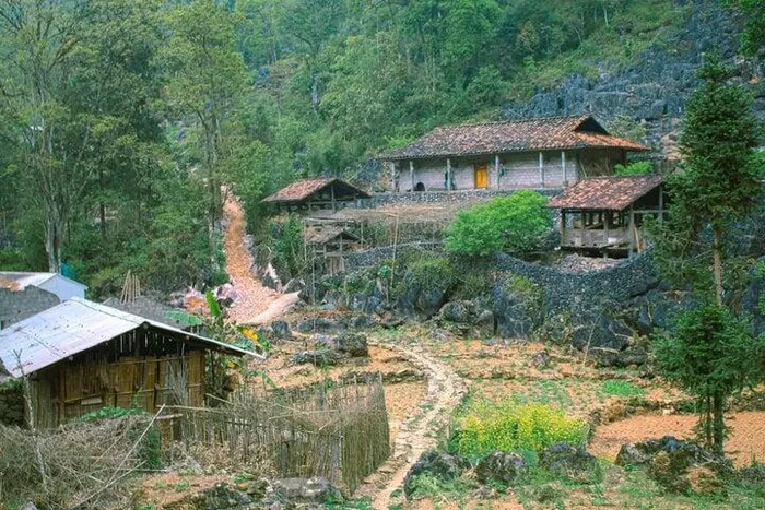 Ngôi làng địa ngục ẩn hiện giữa núi đồi Hà Giang: Đẹp mộng mị hớp hồn du khách - Hình 1