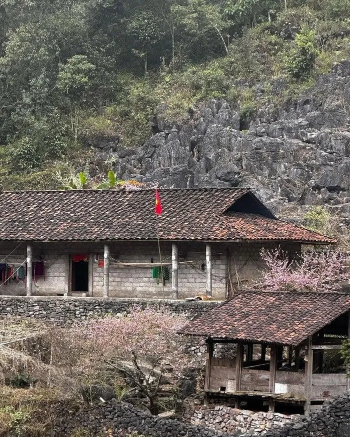 Ngôi làng địa ngục ẩn hiện giữa núi đồi Hà Giang: Đẹp mộng mị hớp hồn du khách - Hình 3