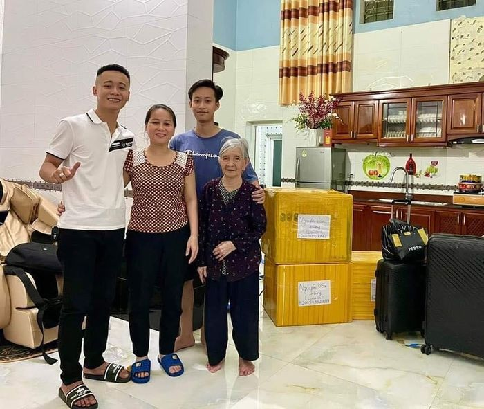 Nguyễn Thị Liệu: Mẹ ruột Quang Linh Vlog, mê tít Lôi Con, phúc hậu hệt con trai - Hình 6