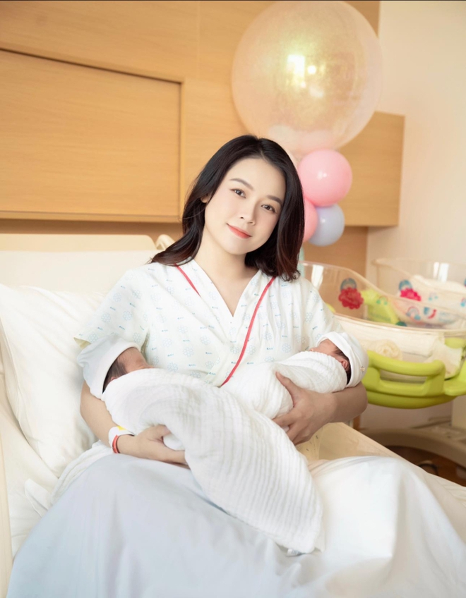 Ông xã Sam hiếm hoi được cho lên sóng, lộ loạt hành động tình cảm với vợ trong ngày vượt cạn - Hình 8