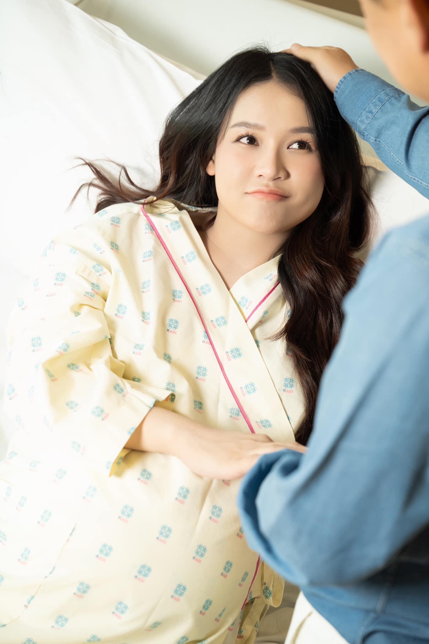 Ông xã Sam hiếm hoi được cho lên sóng, lộ loạt hành động tình cảm với vợ trong ngày vượt cạn - Hình 1