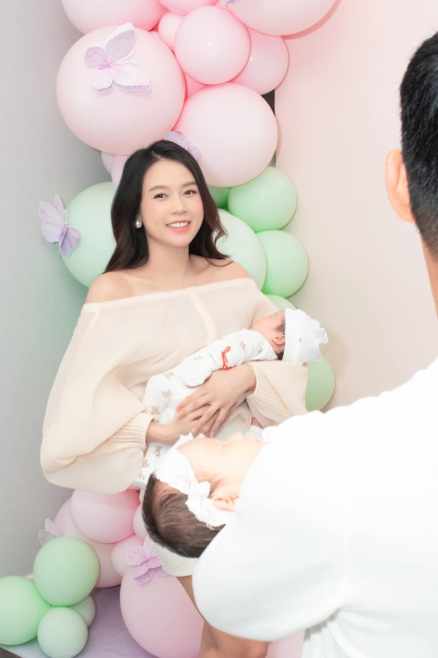 Ông xã Sam hiếm hoi được cho lên sóng, lộ loạt hành động tình cảm với vợ trong ngày vượt cạn - Hình 9