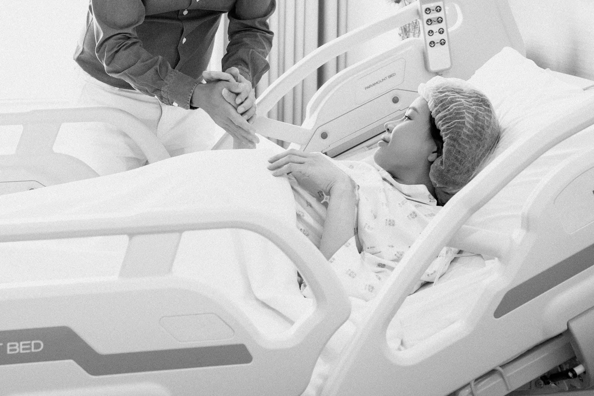 Ông xã Sam hiếm hoi được cho lên sóng, lộ loạt hành động tình cảm với vợ trong ngày vượt cạn - Hình 5