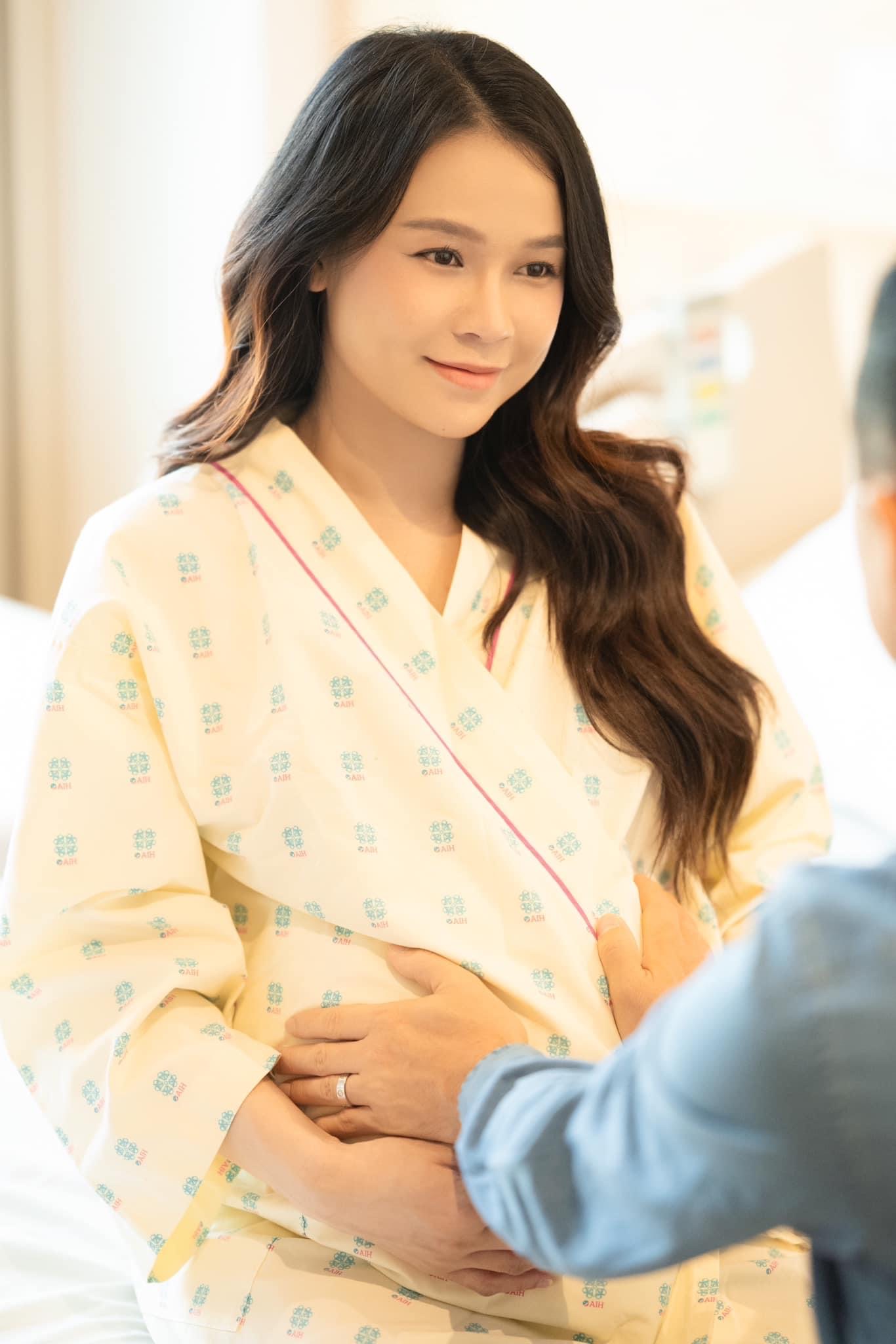 Ông xã Sam hiếm hoi được cho lên sóng, lộ loạt hành động tình cảm với vợ trong ngày vượt cạn - Hình 2