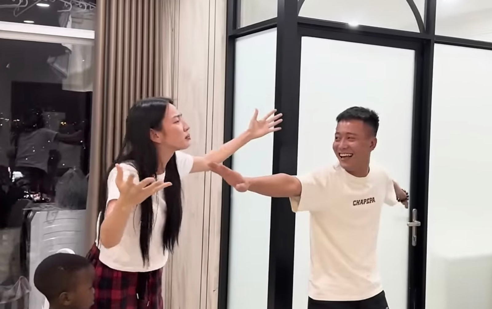 Thuỳ Tiên đăng tải khoảnh khắc nắm tay Quang Linh khiến cộng đồng mạng bấn loạn - Hình 13