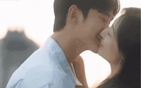 Queen of tears tung loạt cảnh hôn bị cắt của Kim Soo Hyun - Kim Ji Won, ngọt như yêu thật khiến netizen tiếc nuối - Hình 1