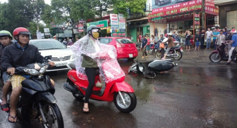 Sài Gòn: cơn mưa đầu tiên khiến hàng loạt xe máy ngã sõng soài trên đường - Hình 3