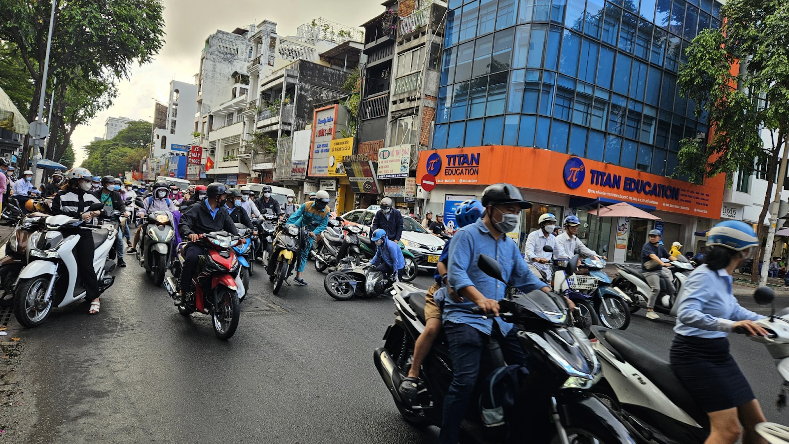 Sài Gòn: cơn mưa đầu tiên khiến hàng loạt xe máy ngã sõng soài trên đường - Hình 2