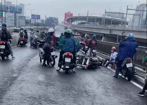 Sài Gòn: cơn mưa đầu tiên khiến hàng loạt xe máy ngã sõng soài trên đường - Hình 1