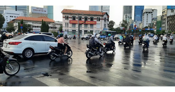 Sài Gòn: cơn mưa đầu tiên khiến hàng loạt xe máy ngã sõng soài trên đường - Hình 4
