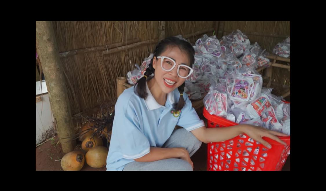 Thơ Nguyễn tự hào mỏ hỗn nhân đạo, tiền phủ phê đi từ thiện chia người nghèo - Hình 7