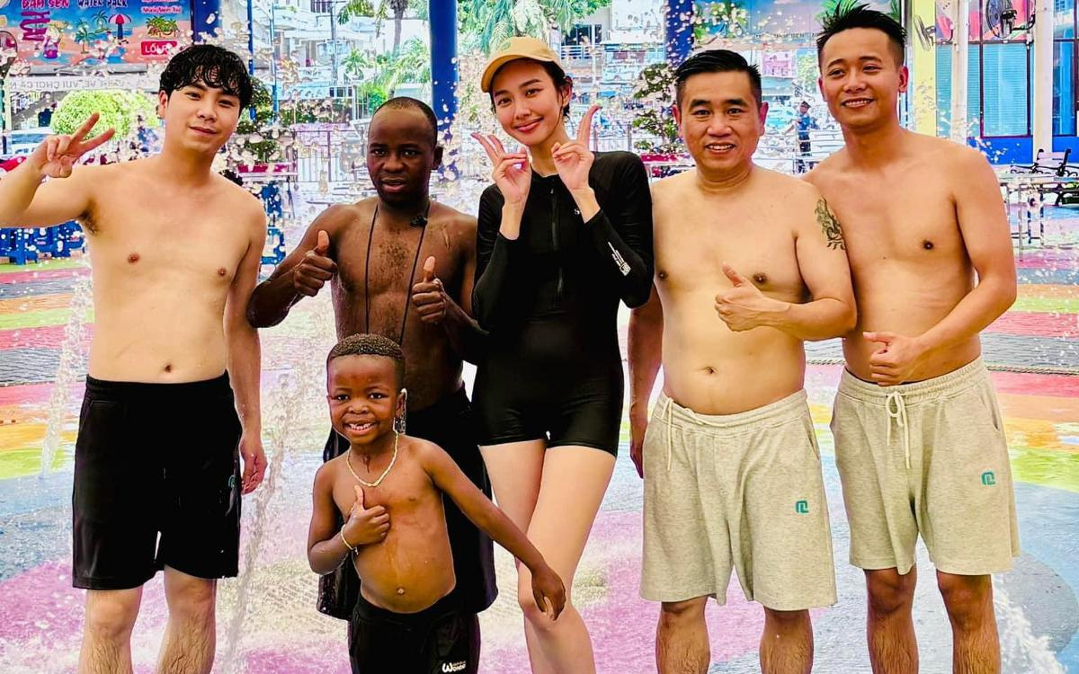 Thùy Tiên bị tóm diện quần đùi giống hệt Quang Linh, fan được dịp lên thuyền - Hình 2