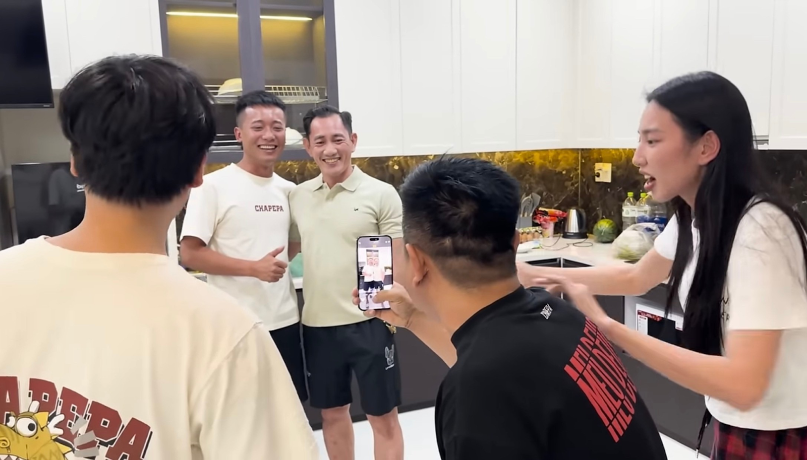 Thùy Tiên bị tóm diện quần đùi giống hệt Quang Linh, fan được dịp lên thuyền - Hình 8