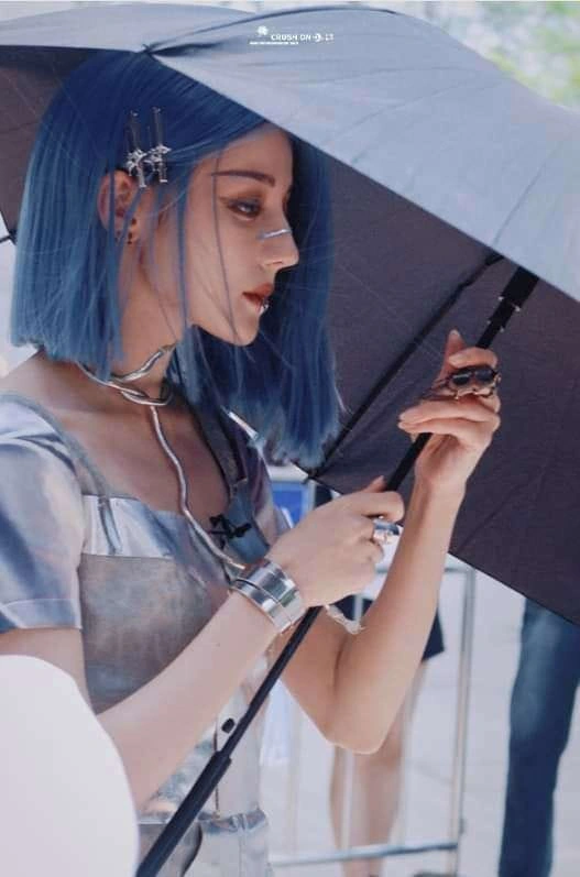 Địch Lệ Nhiệt Ba đẹp điên đảo với màu tóc mới, nhan sắc lấn át cả Angelababy - Hình 2