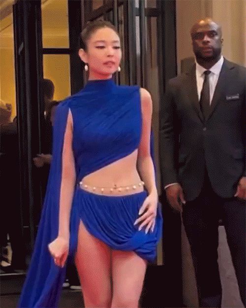 Jennie rón rén vì mặc đầm quá hiểm ở Met Gala 2024, body qua cam thường slay bao nhiêu thì ảnh HD dừ chát bấy nhiêu - Hình 1