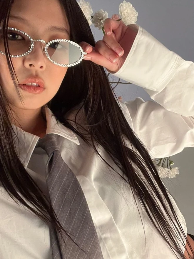 Jennie tăng giá kính gấp 2 lần, fan tức tối vì khó mua hàng - Hình 1