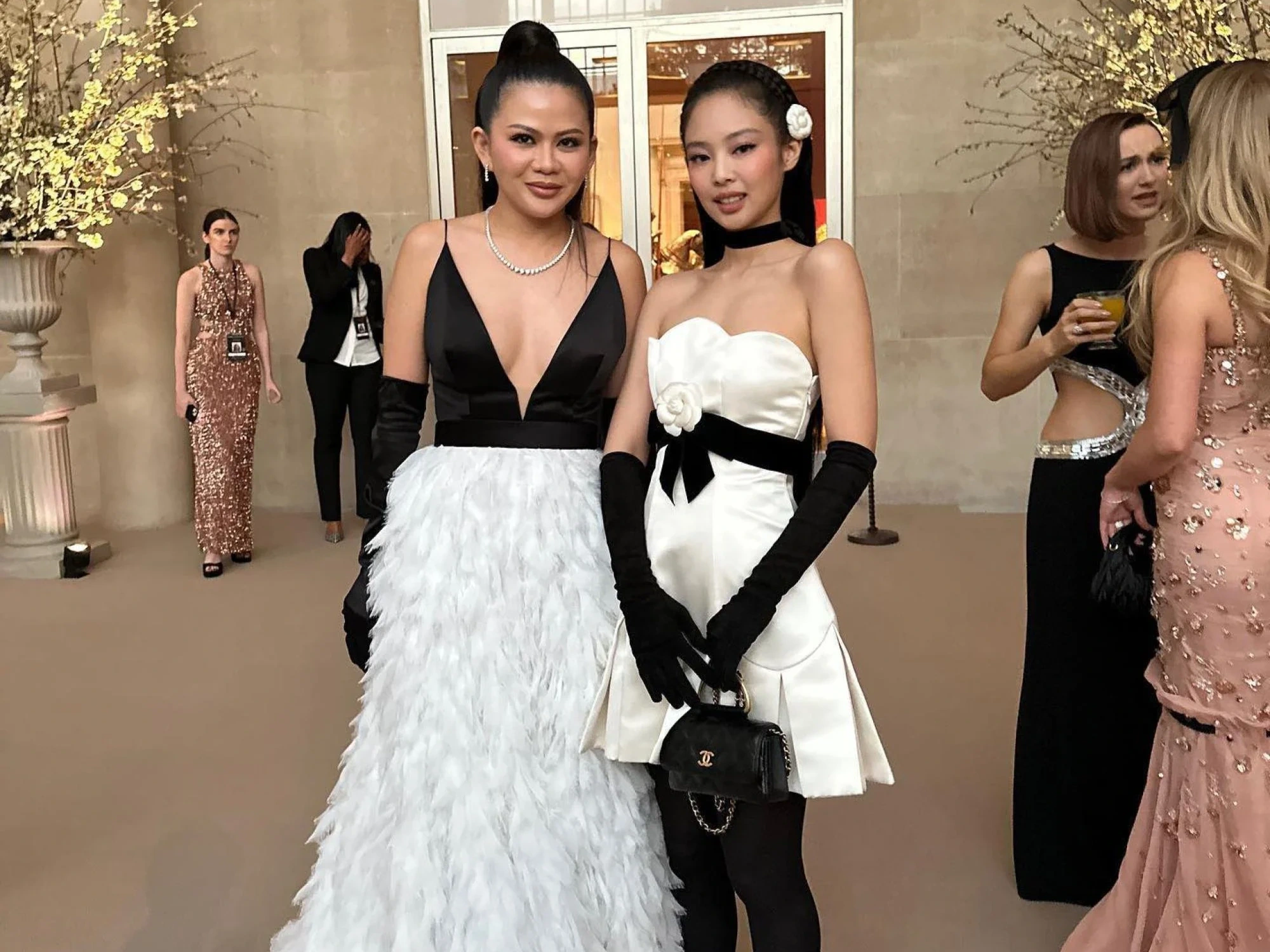Lộ ngôi sao Thái Lan đầu tiên tham dự Met Gala, từng đụng độ Jennie trên thảm đỏ - Hình 5