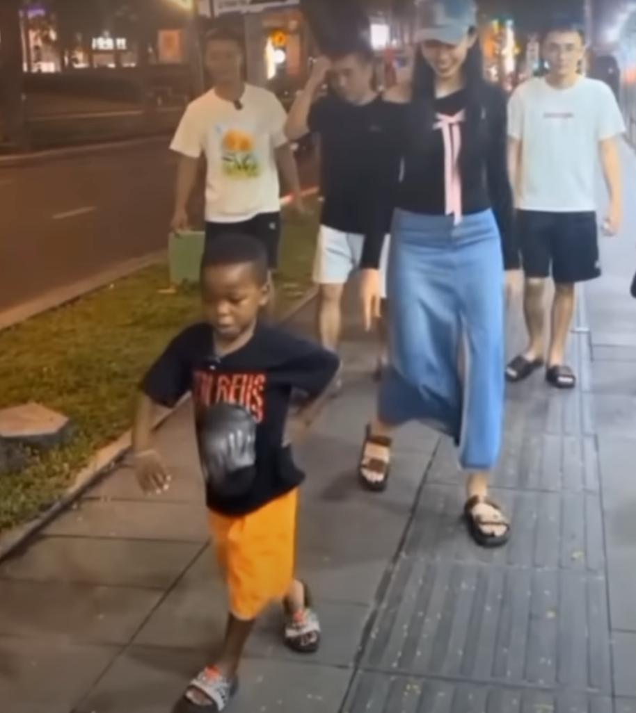 Lôi Con catwalk vượt mặt Thùy Tiên, đẳng cấp quốc tế phải gọi bằng sư phụ - Hình 5