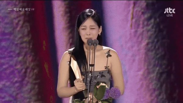 Chẳng phải Song Hye Kyo, đây mới là mỹ nhân khiến Song Joong Ki nở nụ cười đáng giá ngàn vàng tại Baeksang - Hình 2