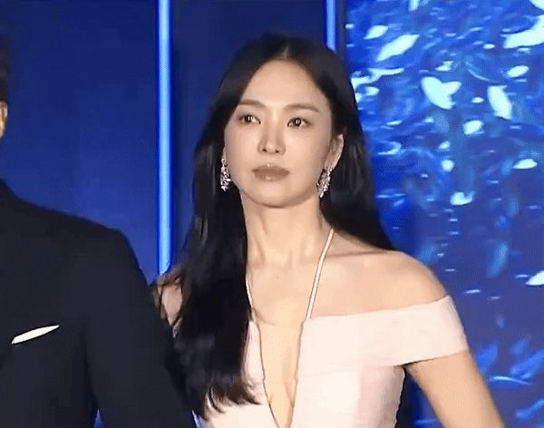 Chẳng phải Song Hye Kyo, đây mới là mỹ nhân khiến Song Joong Ki nở nụ cười đáng giá ngàn vàng tại Baeksang - Hình 6