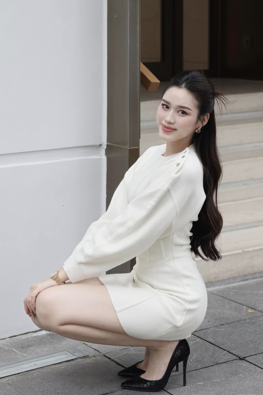 Đỗ Thị Hà công khai chụp ảnh cưới với chồng thiếu gia, nối gót Midu lên xe hoa? - Hình 3