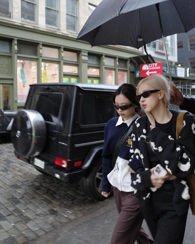 Jennie - Rosé bị chỉ trích mắc bệnh ngôi sao, đối xử với vệ sĩ gây tranh cãi - Hình 1