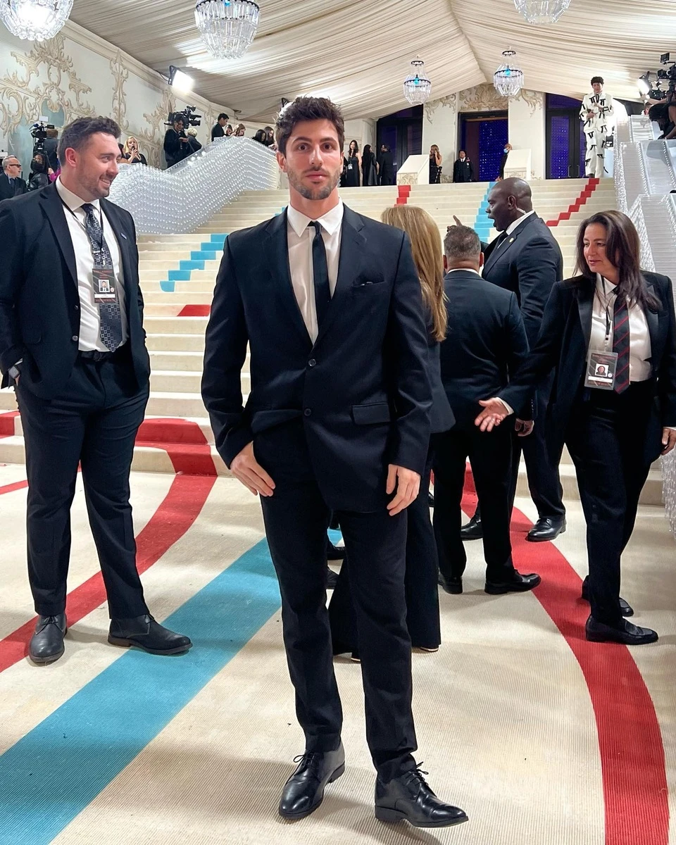 Người mẫu nam ở Met Gala bị sa thải vì quá đẹp trai, lấn át loạt sao đình đám - Hình 1