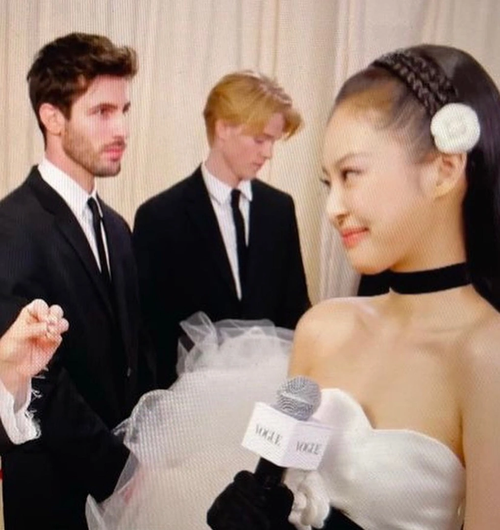 Người mẫu nam ở Met Gala bị sa thải vì quá đẹp trai, lấn át loạt sao đình đám - Hình 4