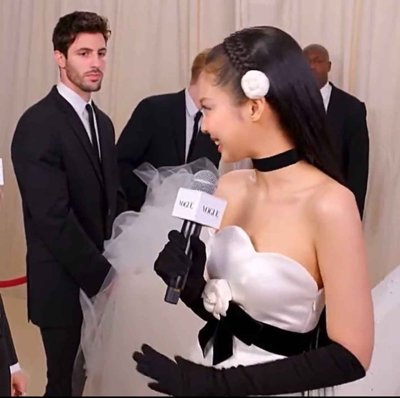 Người mẫu nam ở Met Gala bị sa thải vì quá đẹp trai, lấn át loạt sao đình đám - Hình 5