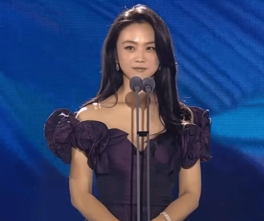 Song Hye Kyo gây sốt MXH với bóng lưng quyến rũ qua ống kính của Thang Duy tại Baeksang - Hình 3