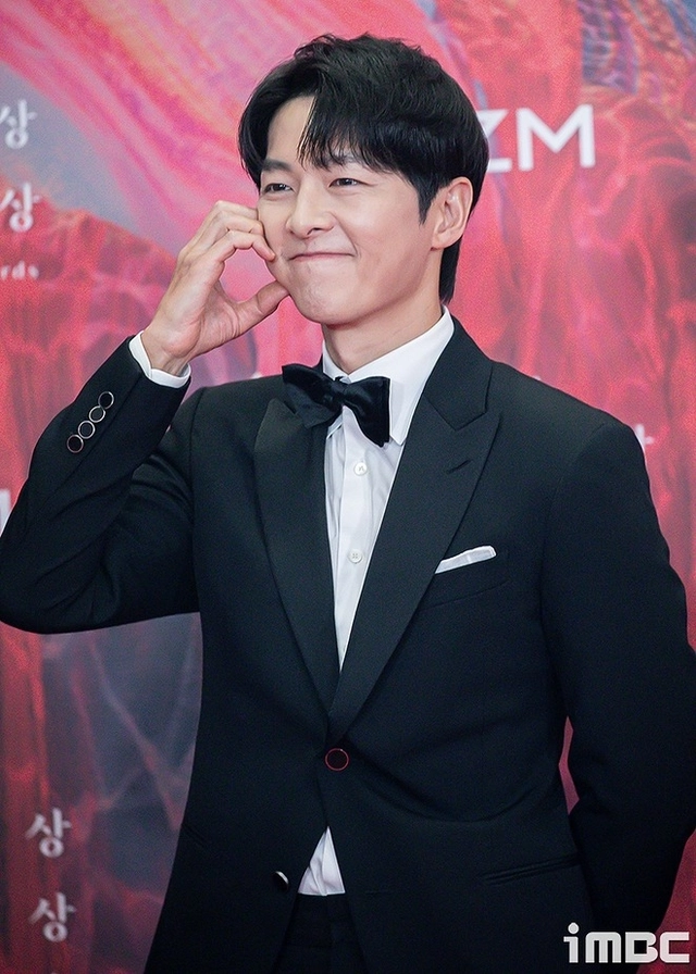 Song Joong Ki - Song Hye Kyo tại ngộ ở Baeksang 2024, cười rạng rỡ khi cham mặt? - Hình 3