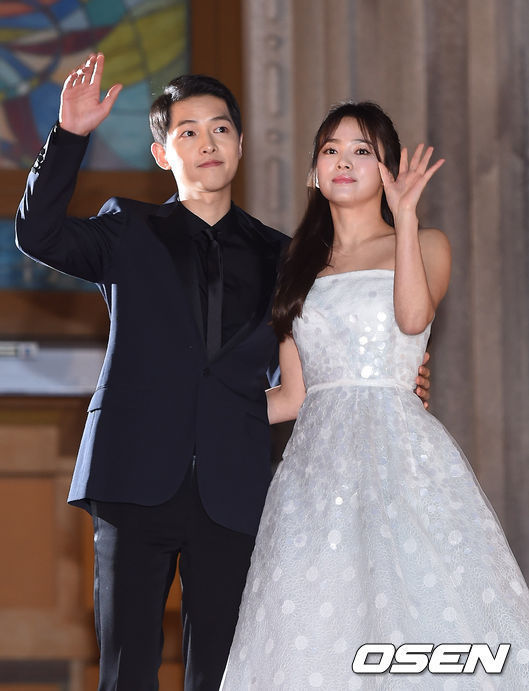 Song Joong Ki - Song Hye Kyo tại ngộ ở Baeksang 2024, cười rạng rỡ khi cham mặt? - Hình 6