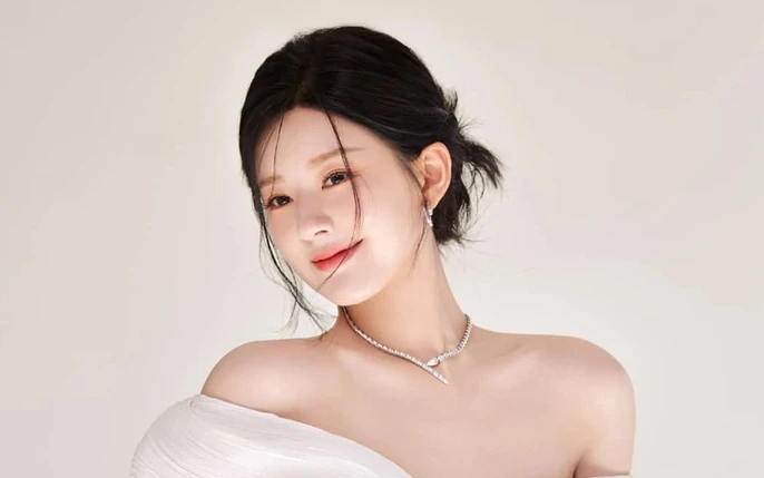 Triệu Lộ Tư làm bẽ mặt đối tác, tạo dáng như đi chợ, phá huỷ hình ảnh sang trọng - Hình 4