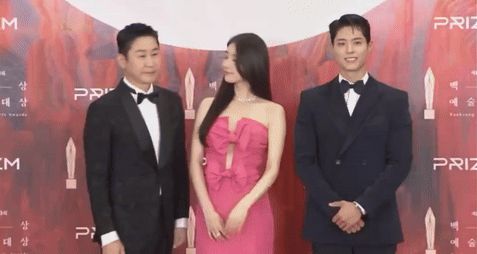 Vừa kề má thân thiết, nay Suzy - Park Bo Gum lại đầy thái độ, không thèm nhìn mặt nhau trên thảm đỏ Baeksang - Hình 1