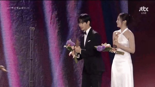 Biểu cảm đến tội của Kim Soo Hyun 1m8 khi bị mỹ nhân IVE kém 15 tuổi dìm chiều cao tại Baeksang - Hình 3