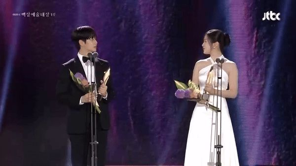 Biểu cảm đến tội của Kim Soo Hyun 1m8 khi bị mỹ nhân IVE kém 15 tuổi dìm chiều cao tại Baeksang - Hình 5